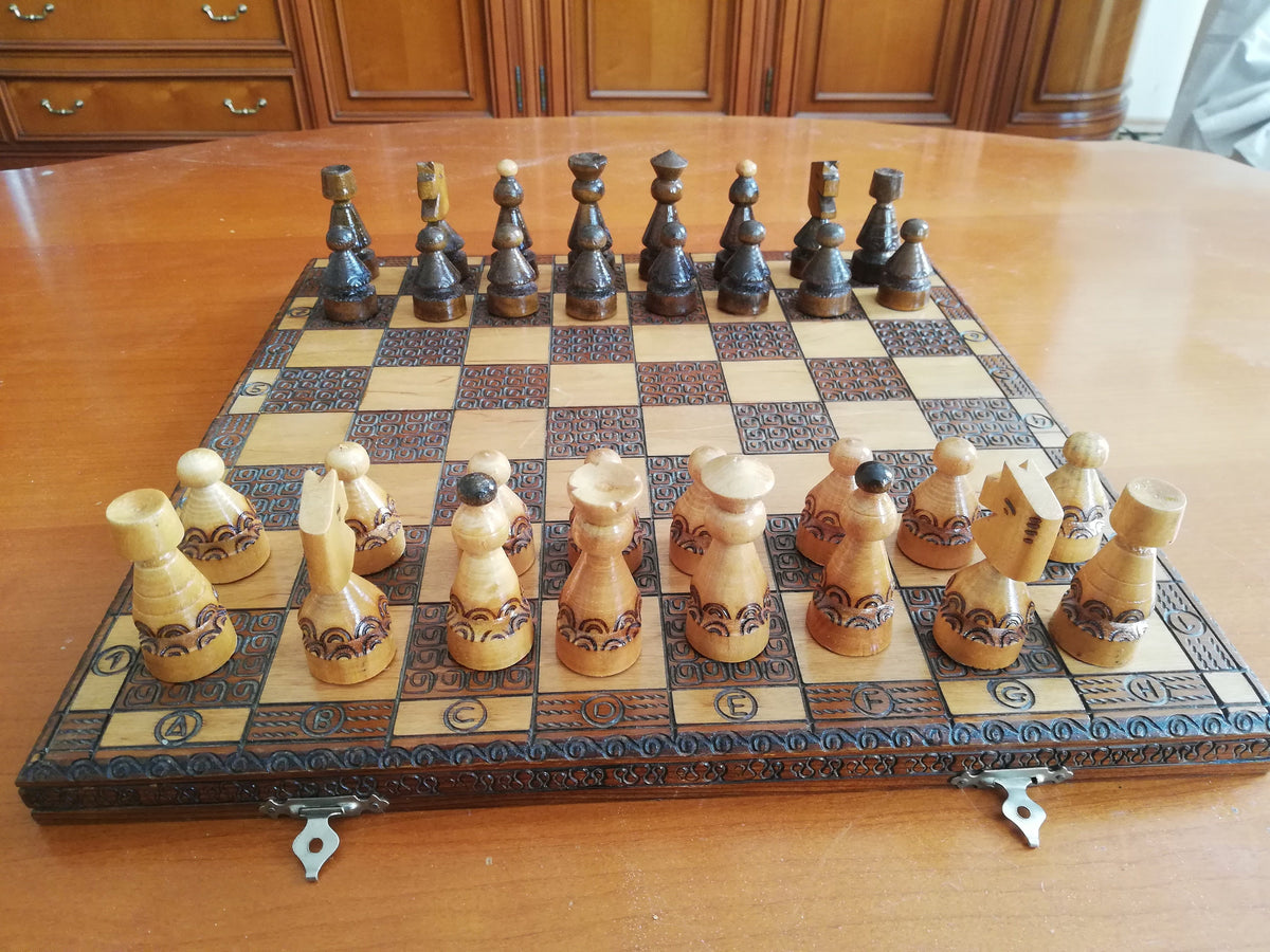 Handgefertigtes Holzschachspiel mit Figuren – Gesamtansicht, Vintage Österreich 1950er