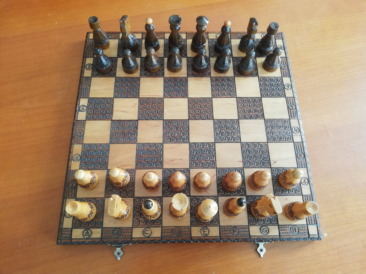 Detail handgedrechselter Schachfiguren aus Holz