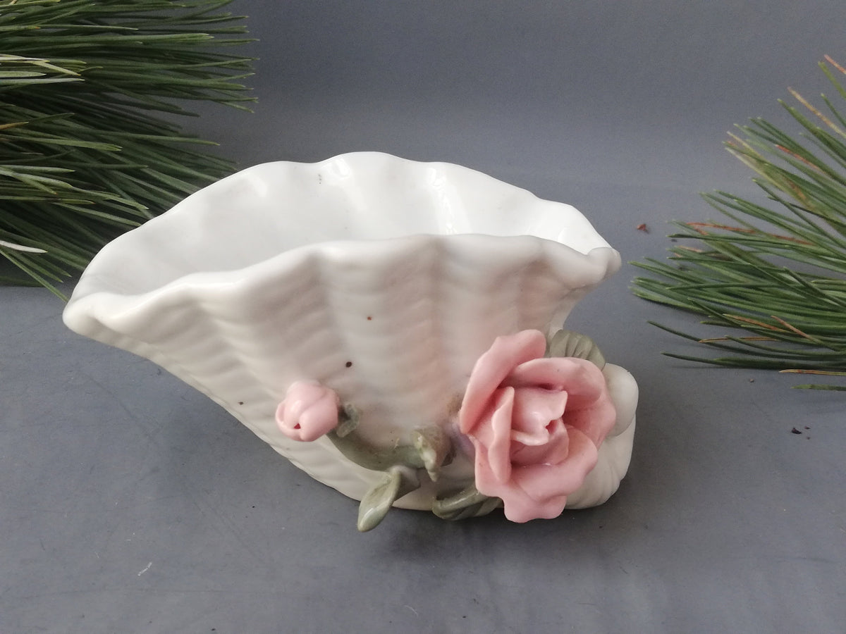 Muschelförmige Porzellanschale mit gemalter Rose – Gesamtansicht, Vintage 1980er