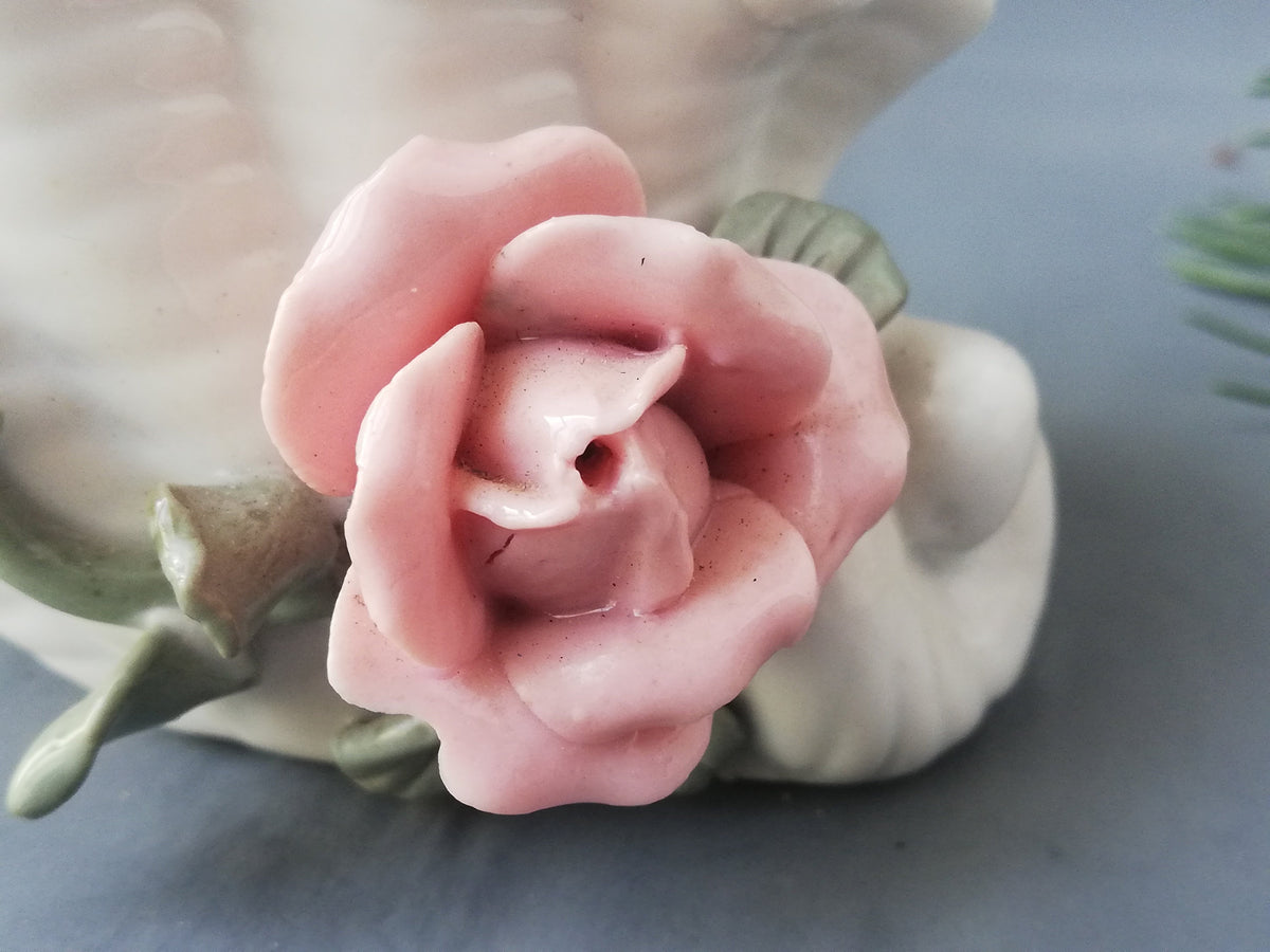 Detail der handgemalten Rose auf der Muschelschale