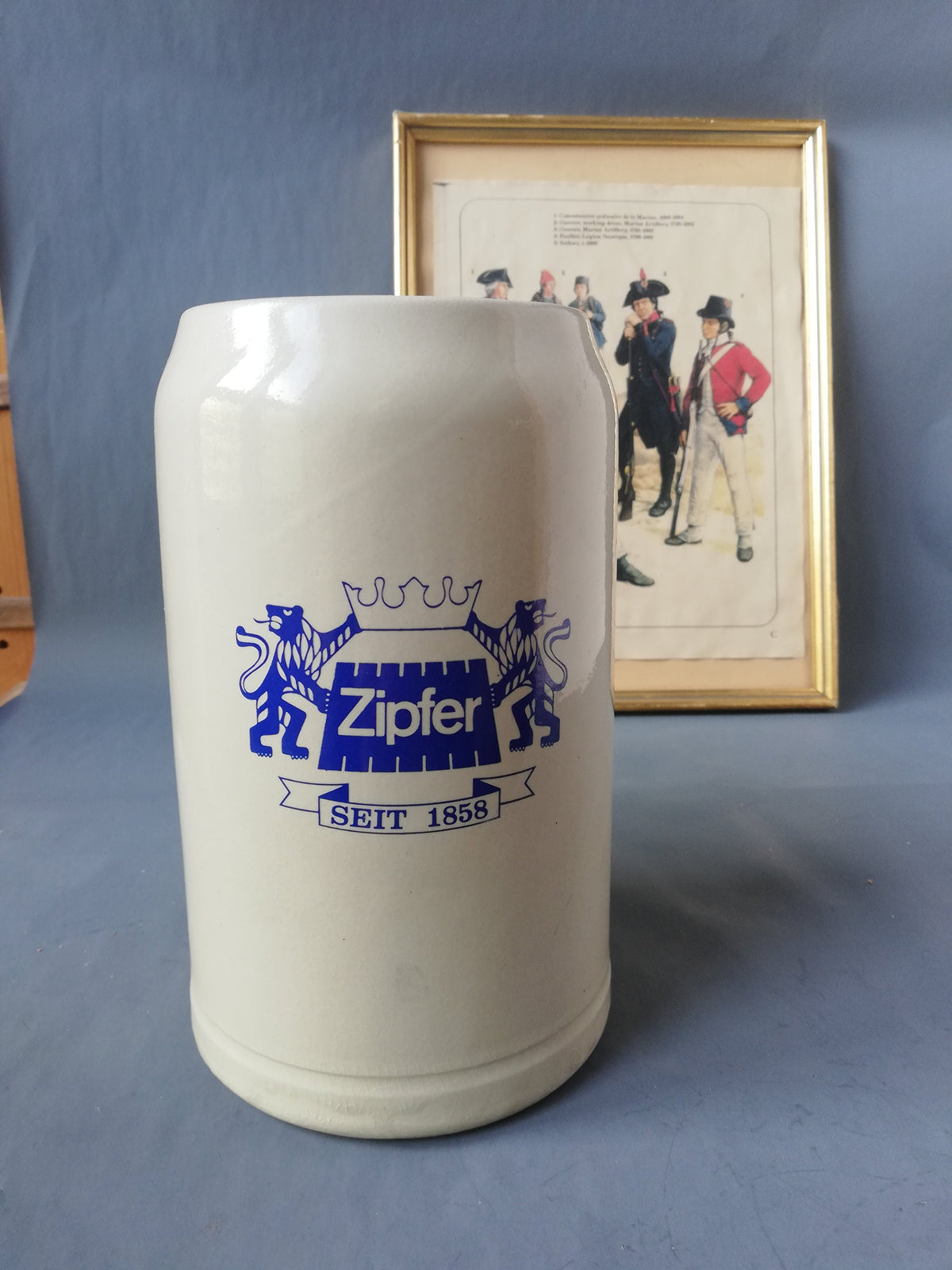 Zipfer Bierkrug aus grauem Steinzeug, 1 Liter – Gesamtansicht, Österreich 1990er