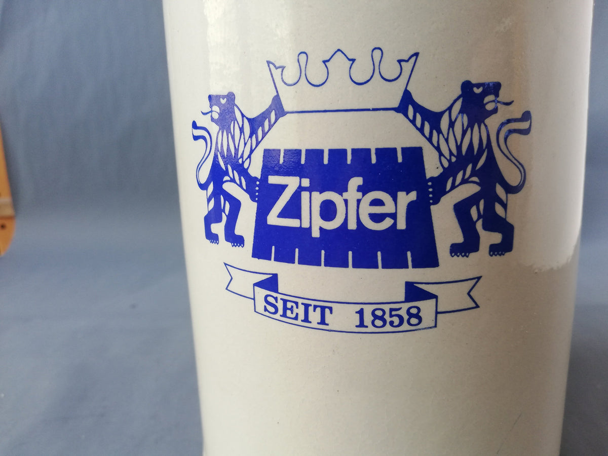 Blick in die Öffnung des 1-Liter-Bierkrugs