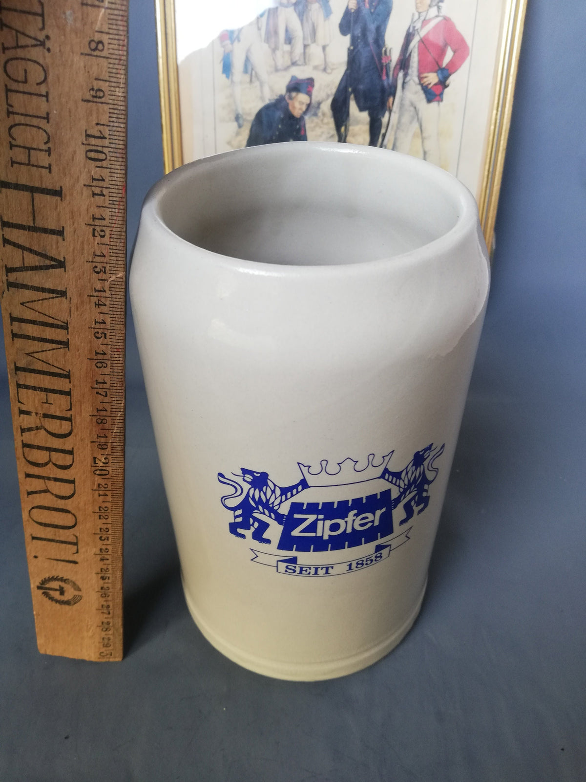 Größenangabe des 18 cm hohen Zipfer Bierkrugs