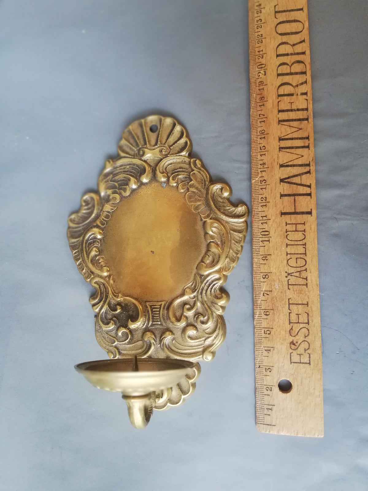 Größenangabe des 17 cm hohen Messing-Wandkerzenhalters
