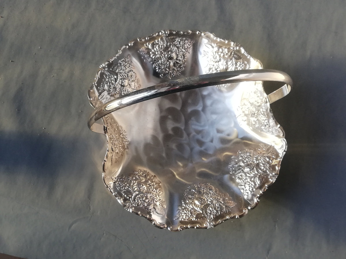 Seitenansicht der Schale mit Henkel, 15 cm Gesamthöhe