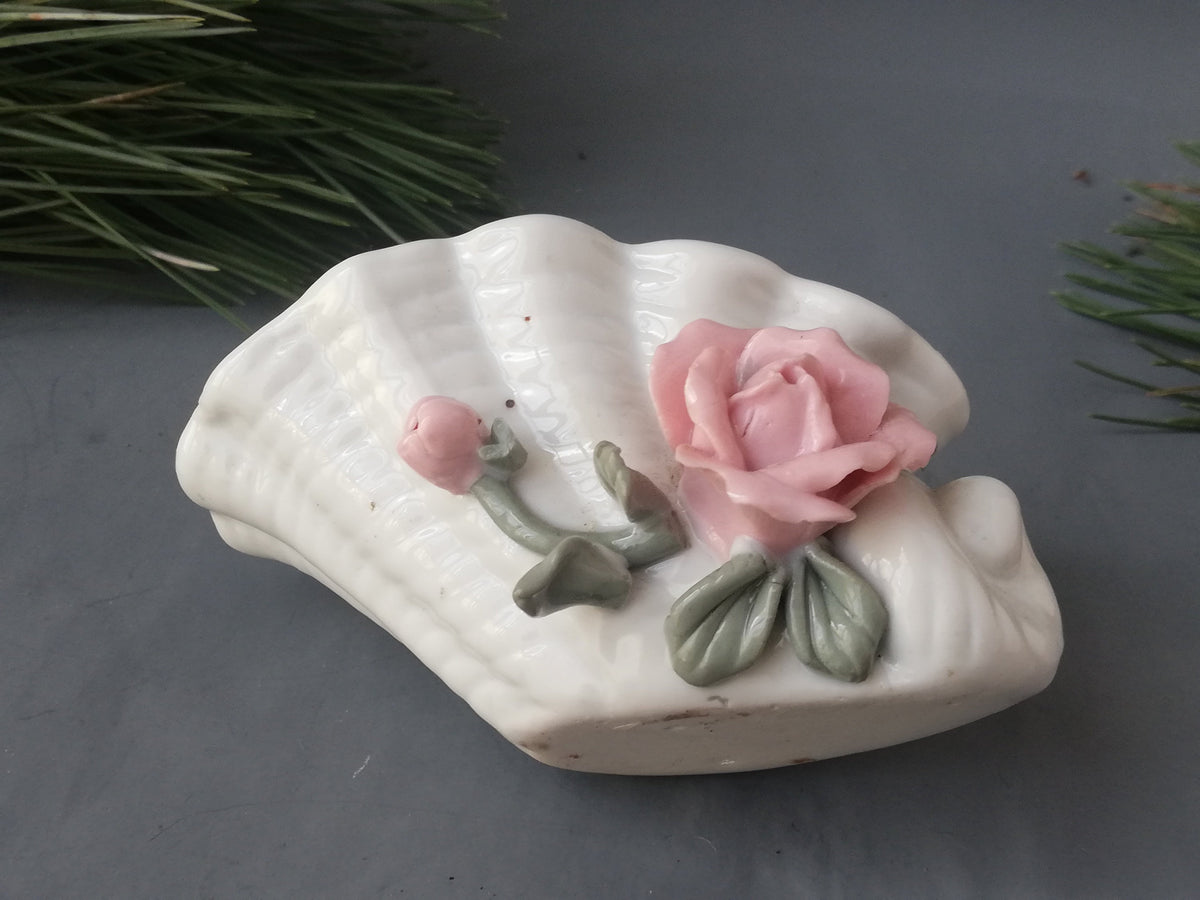 Muschelförmiger Rand der Porzellanschale im Detail