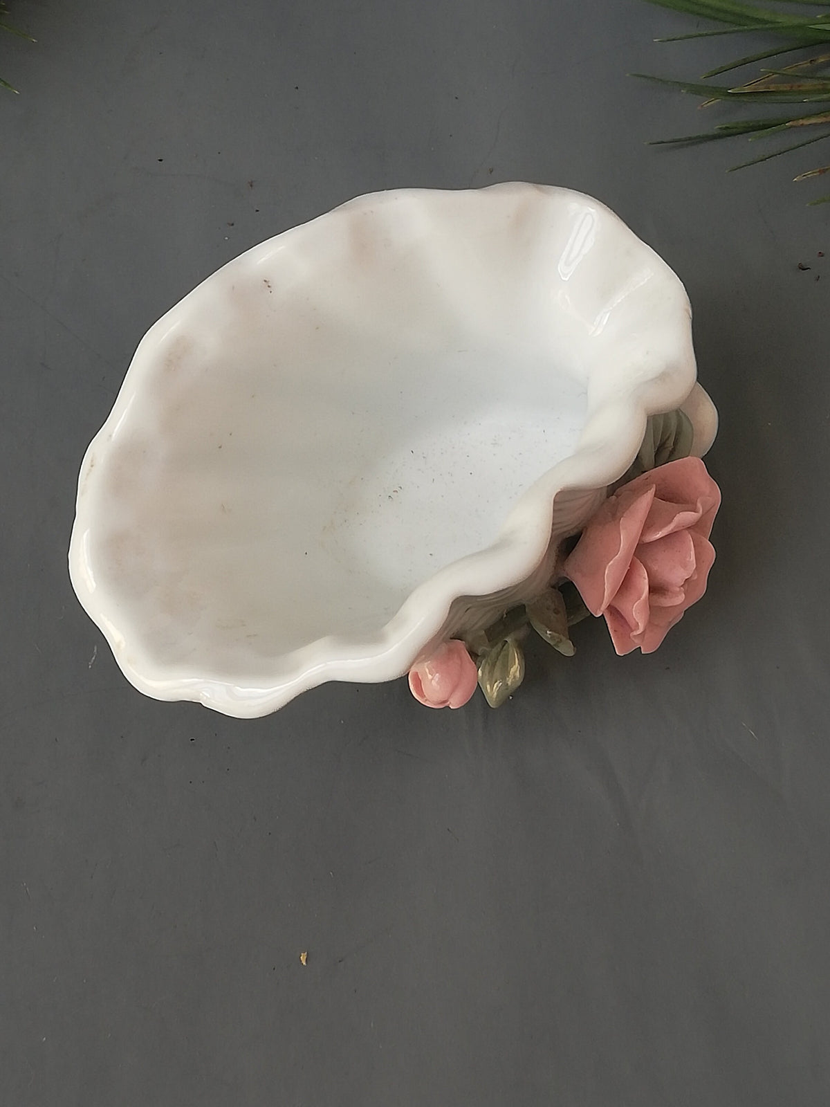 Muschelschale mit Süßigkeiten gefüllt