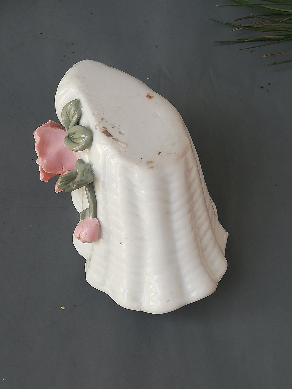 Muschelschale als Schmuckablage auf der Kommode