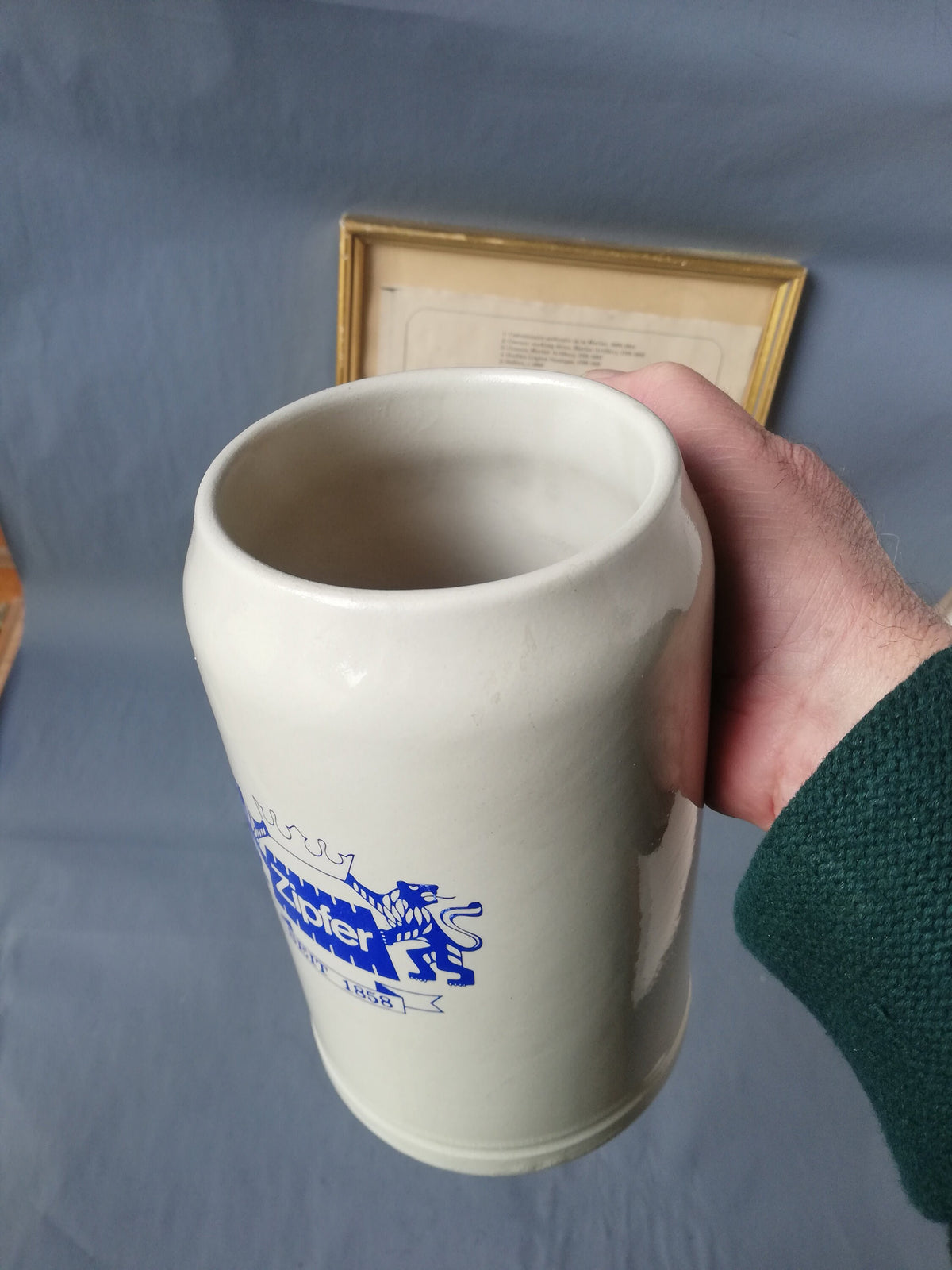 Bierkrug als Kochlöffel-Behälter in der Küche