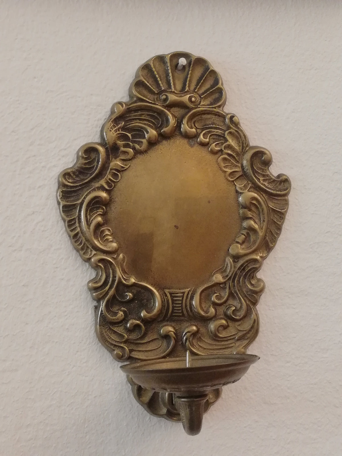 Detail der plastischen Blumenornamente aus Messing