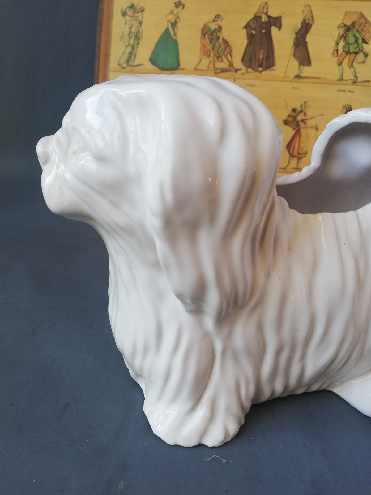 Rückansicht der Hundefigur