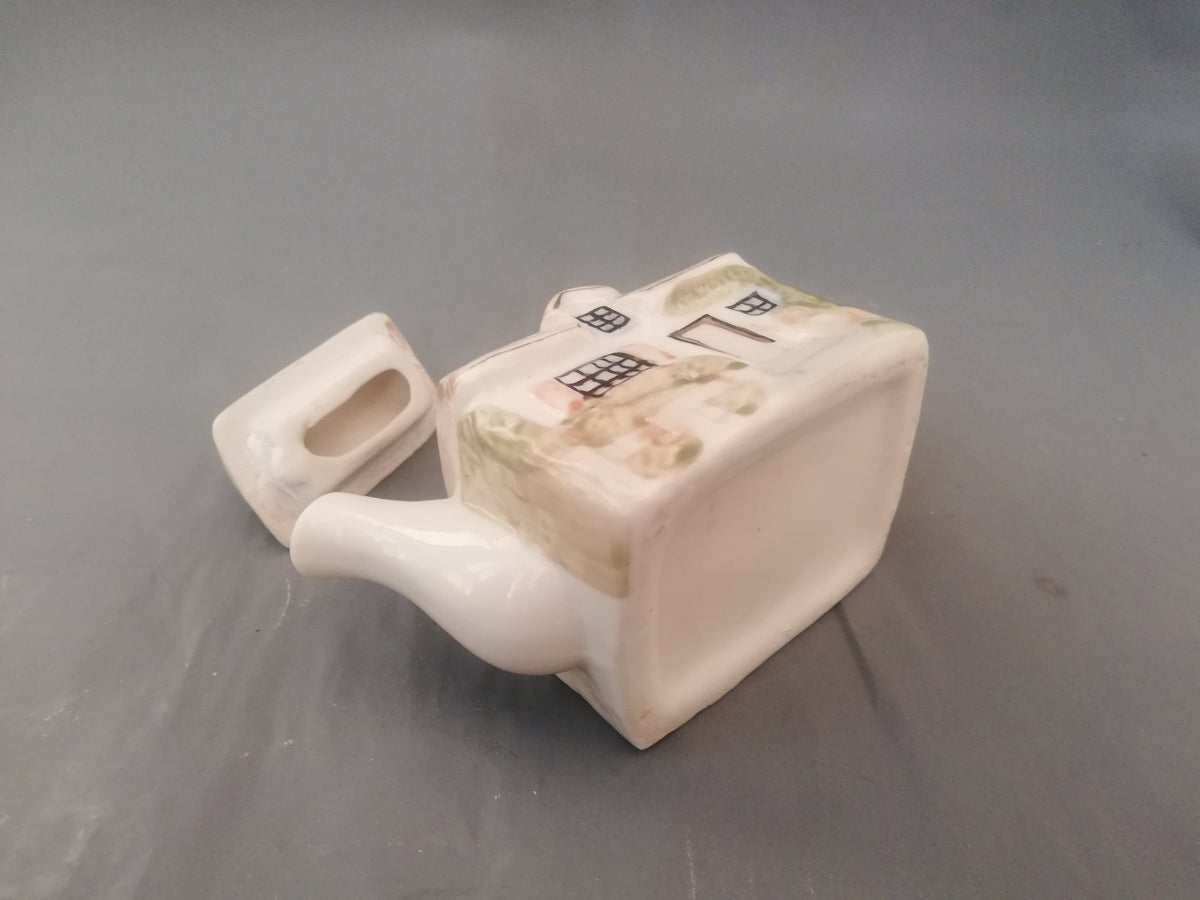 Teekanne mit Maßband, Höhe 8,5 cm