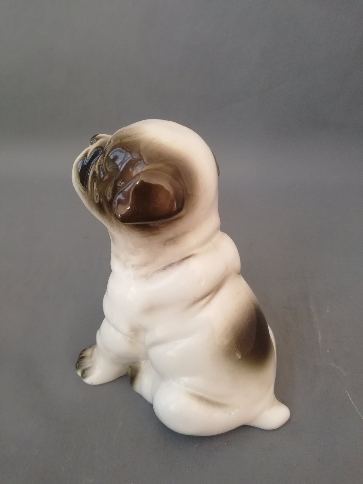Rückansicht der Hundefigur