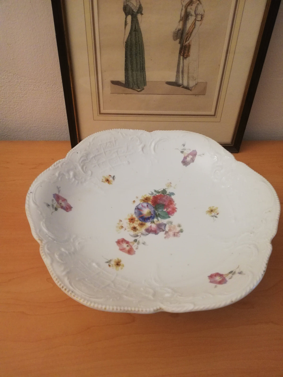 Bunte Blumenmotive auf der Schale im Detail