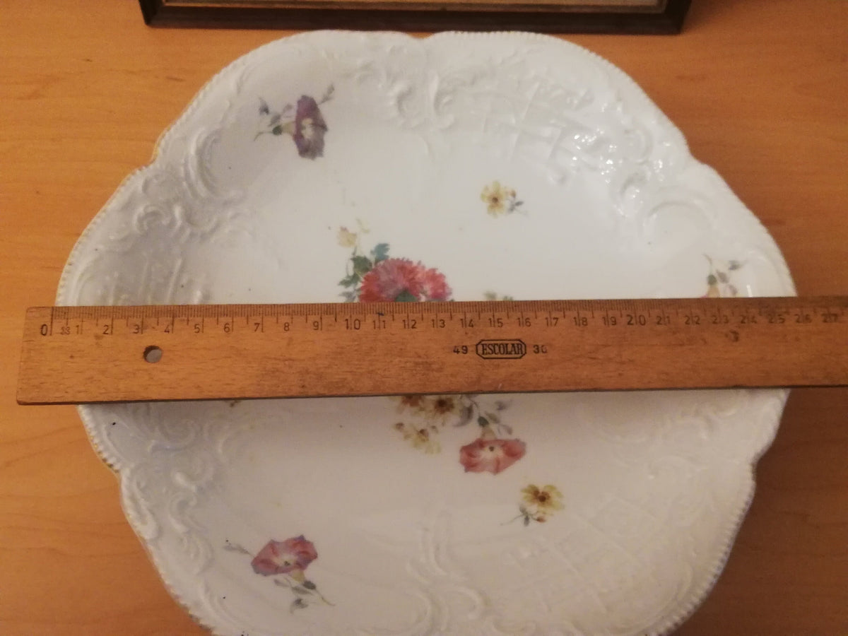 Winziger Chip am oberen Schalenrand, kaum sichtbar