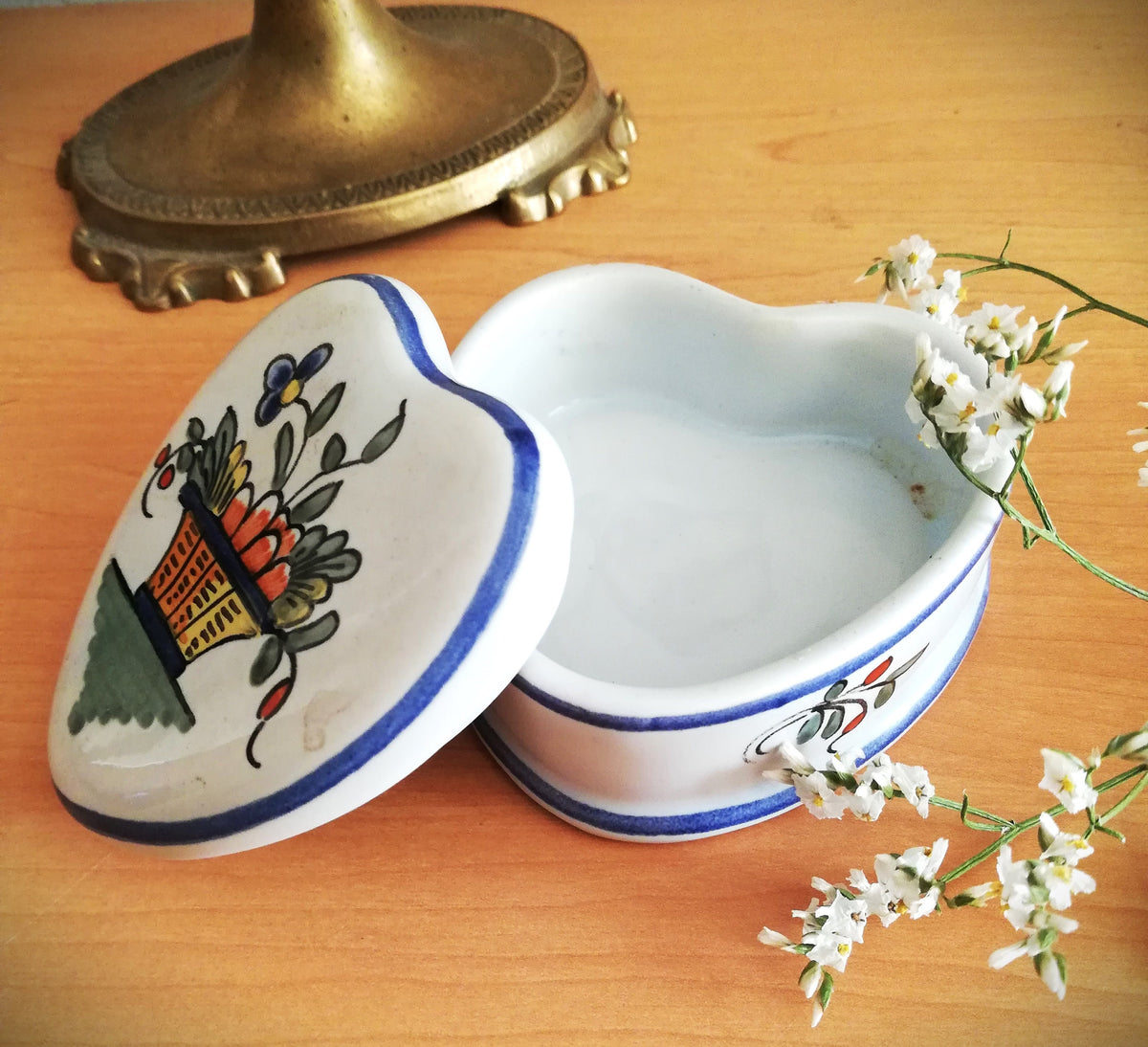Handgemalter Blumenkorb auf dem Herzdeckel