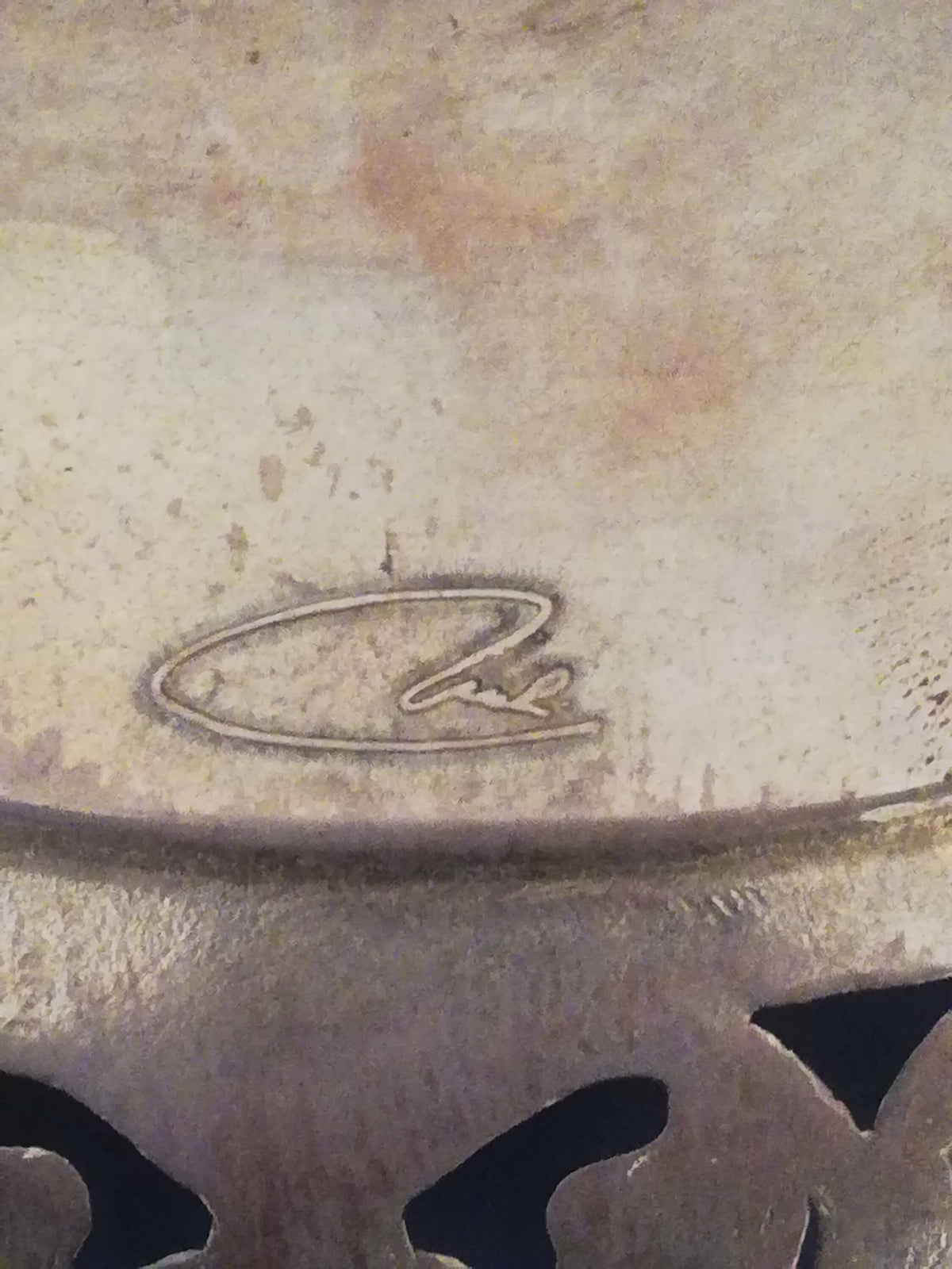 Antike Messingschale als Deko auf dem Sideboard