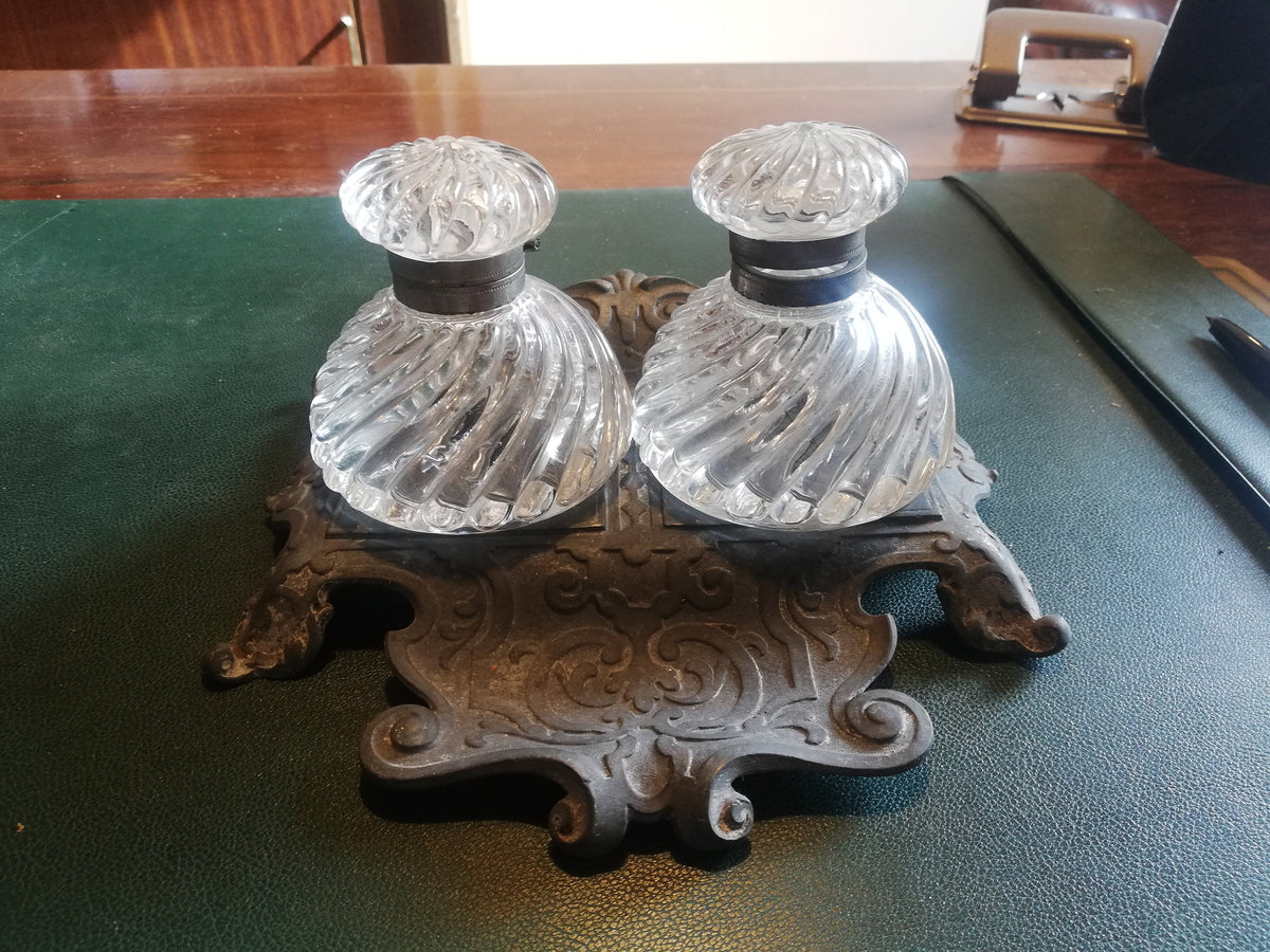 Antikes Zink-Tintenfass mit zwei Glasbehältern, Gesamtansicht