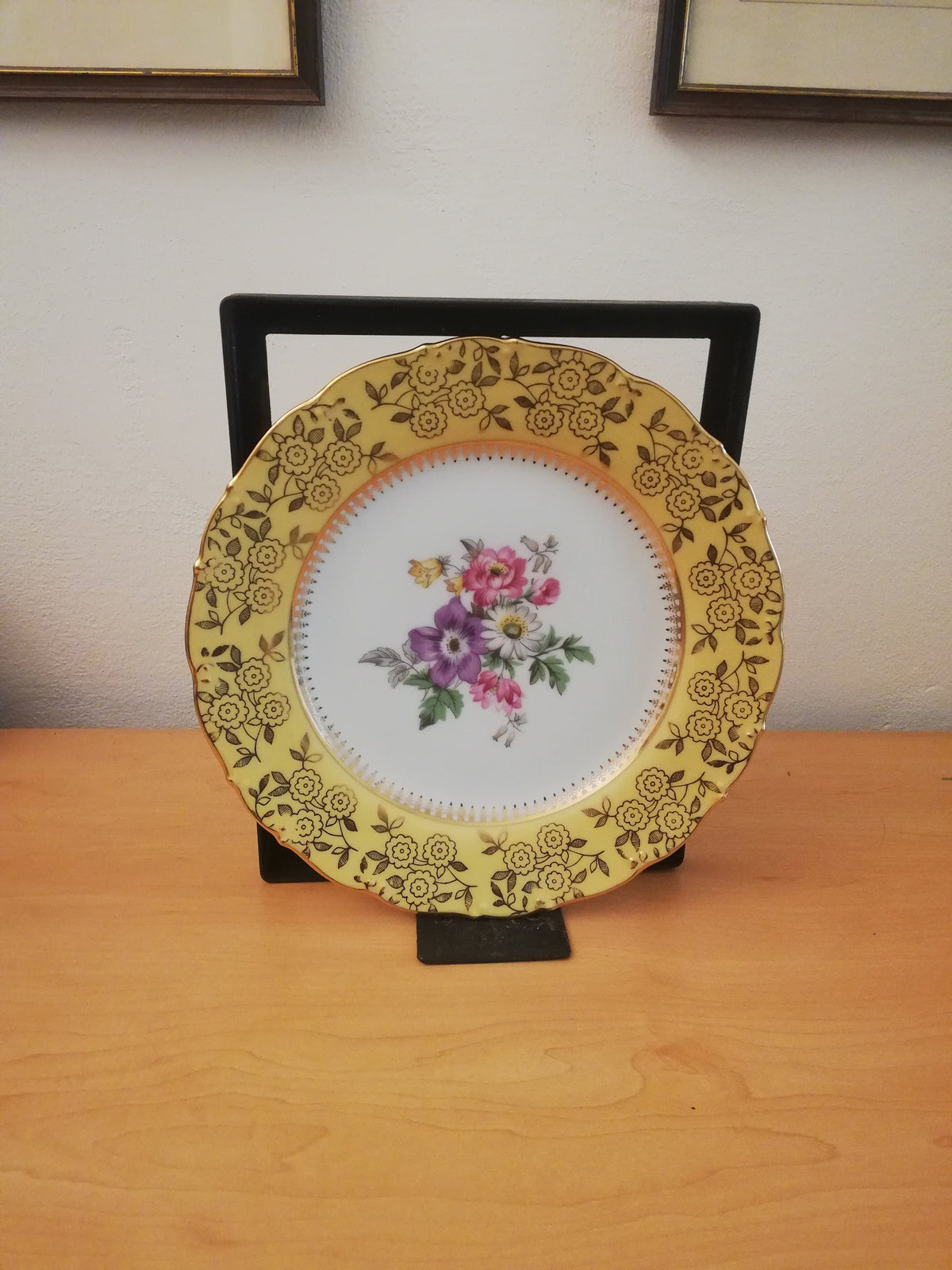Böhmischer Sammlerteller mit Blumen als Teil einer Tischdeko