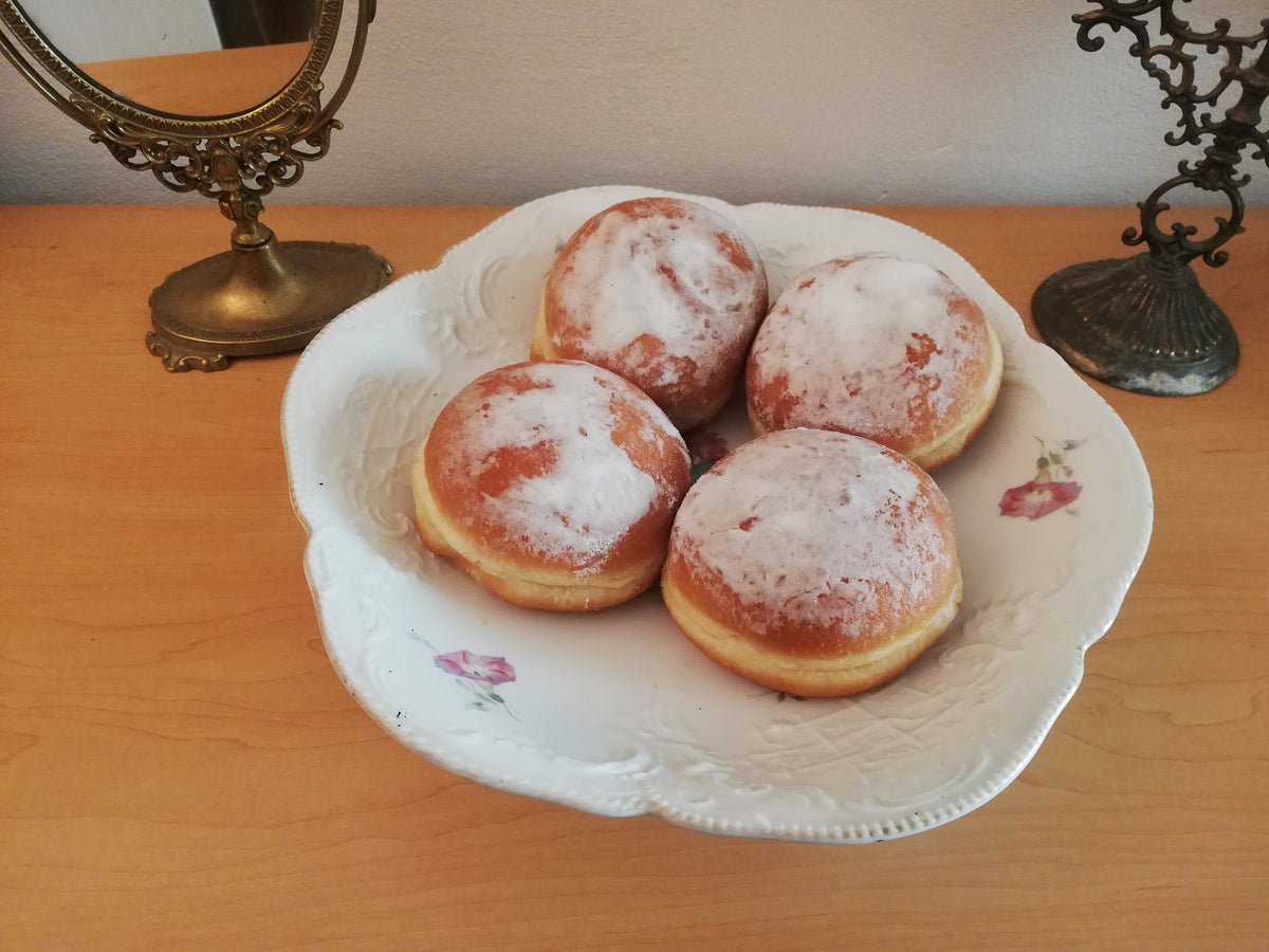 Schale mit Obst gefüllt auf dem Esstisch