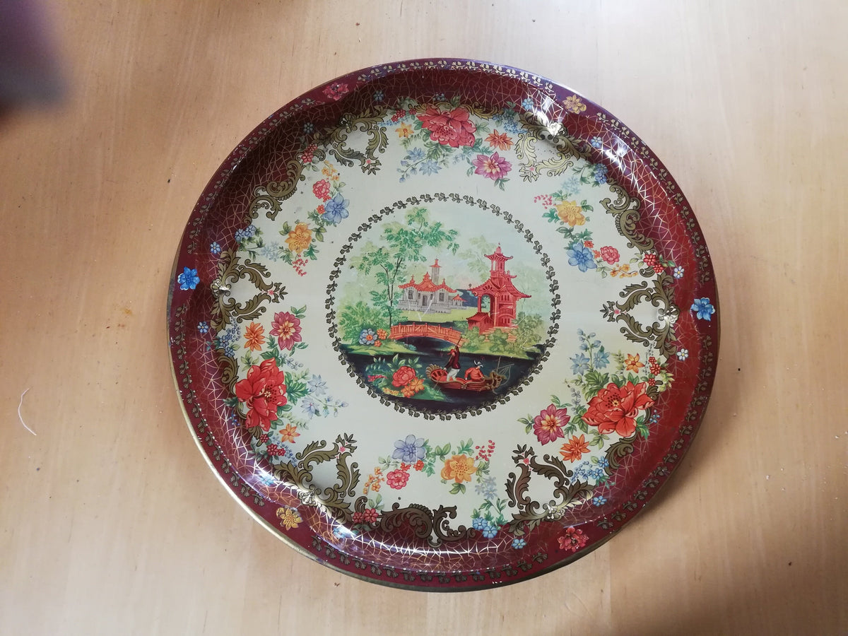 Großes Metalltablett mit asiatischen Szenen, Gesamtansicht