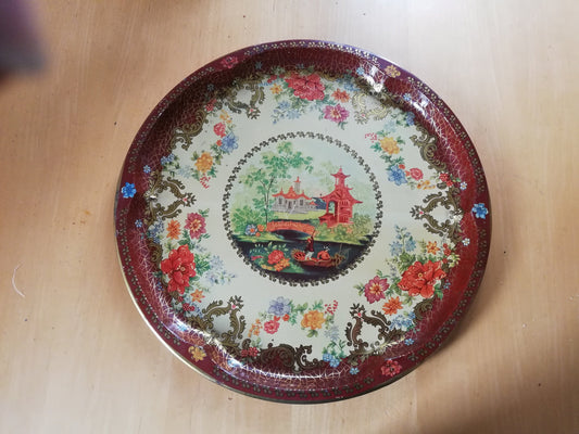 Großes Metalltablett mit asiatischen Szenen, Gesamtansicht