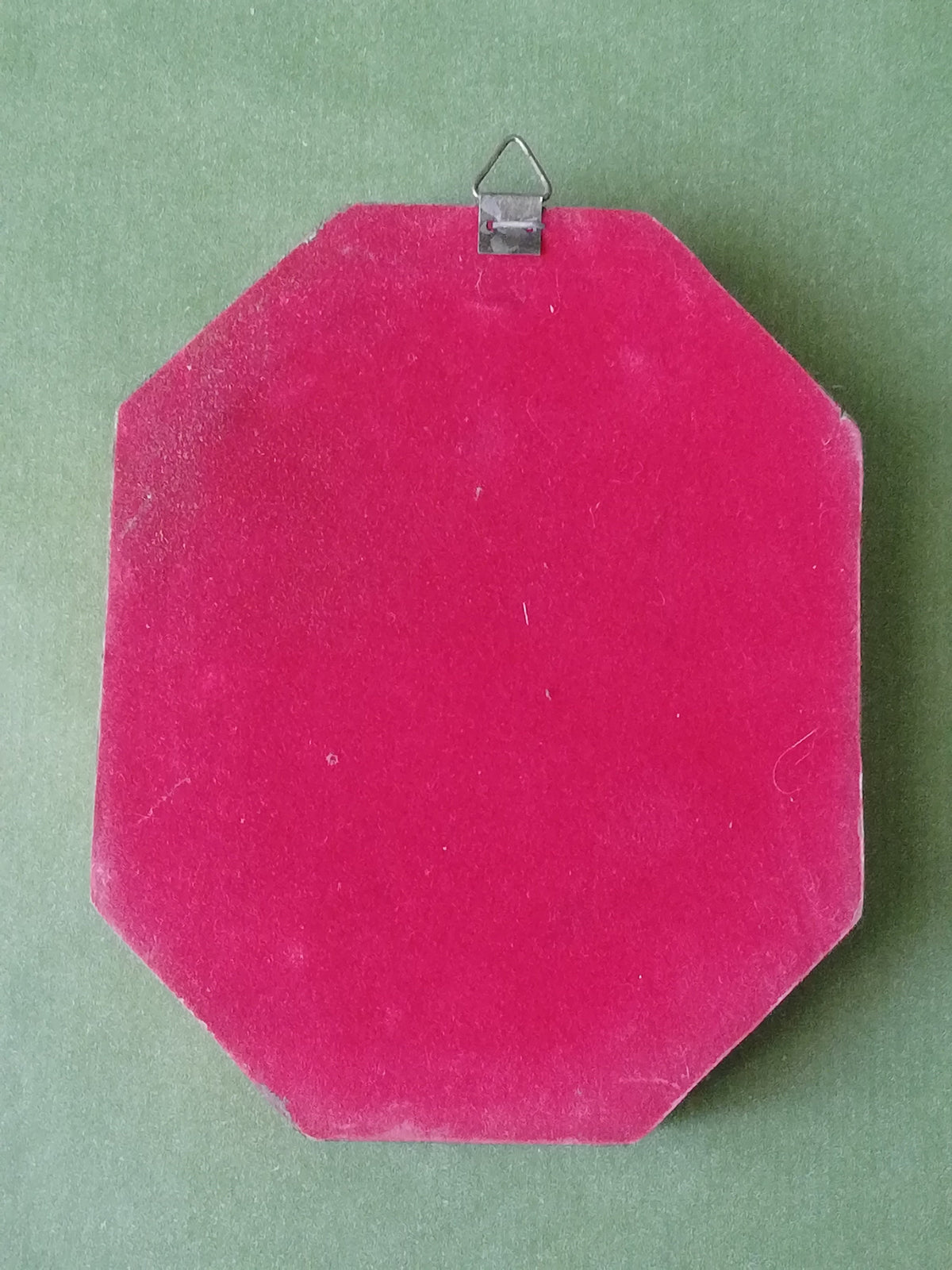 Rückseite mit rotem Filz und Öse