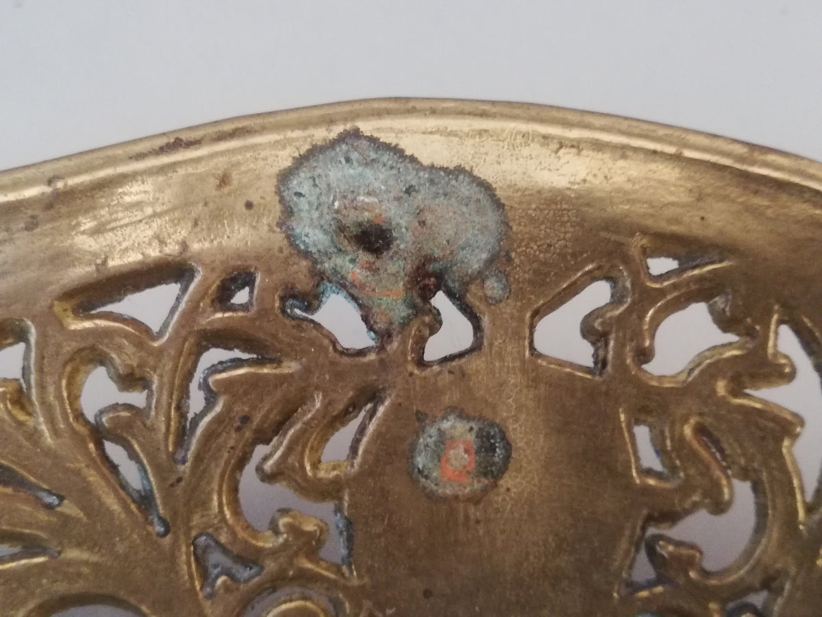 Messingschale mit Äpfeln als Obstschale