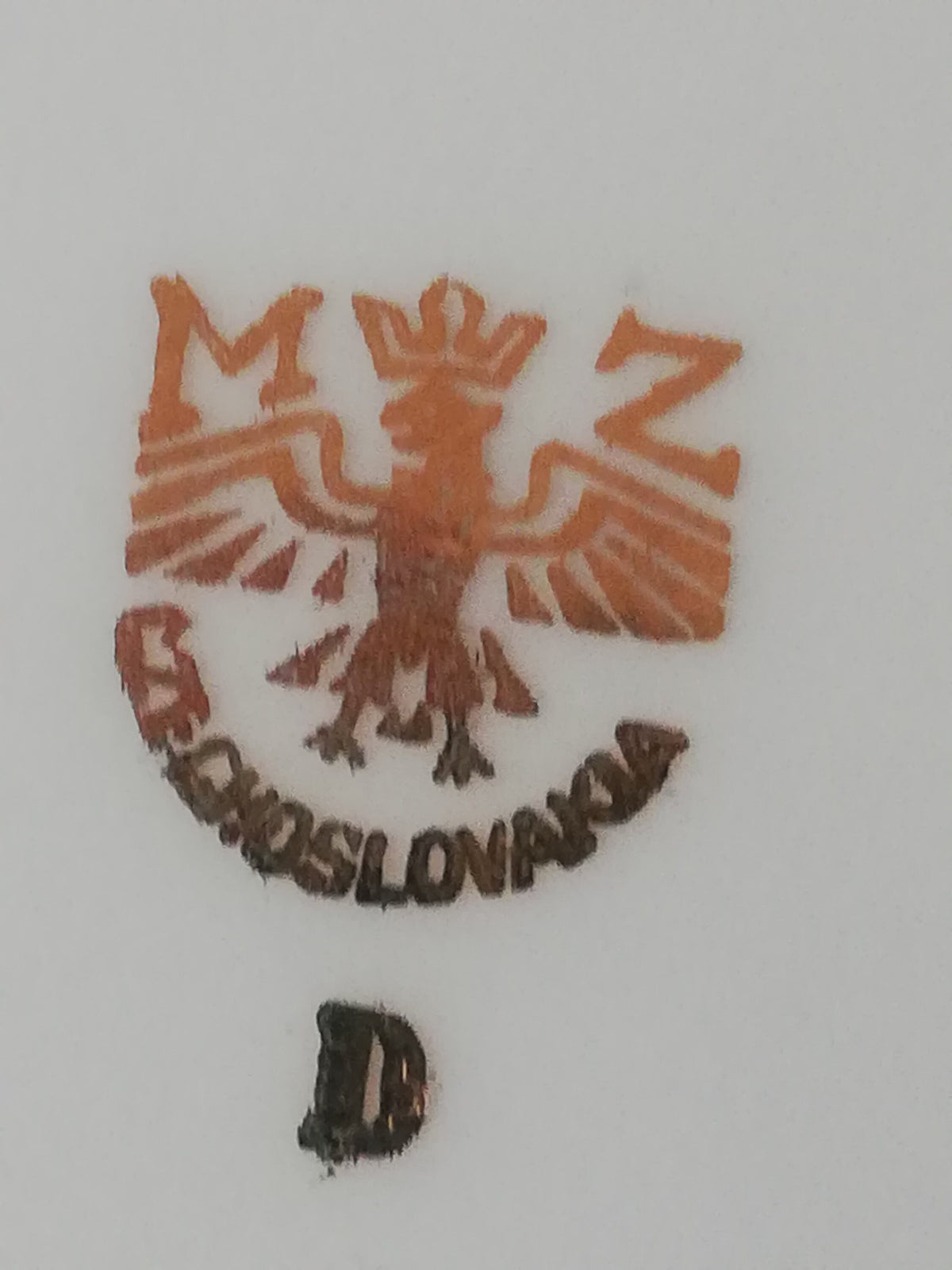 Vintage Porzellanteller Ø 24,5 cm auf Tellerständer in der Vitrine