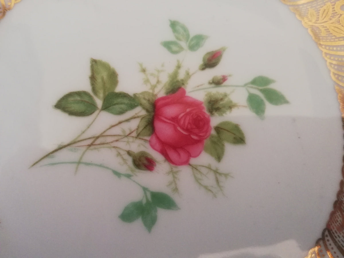 Goldstreifen und Blumen am Rand im Detail