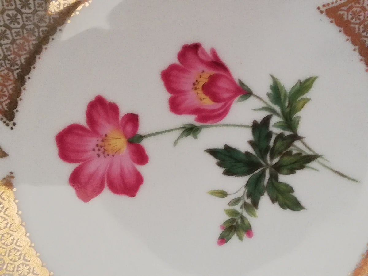 Goldstreifen und Blumen am Tellerrand