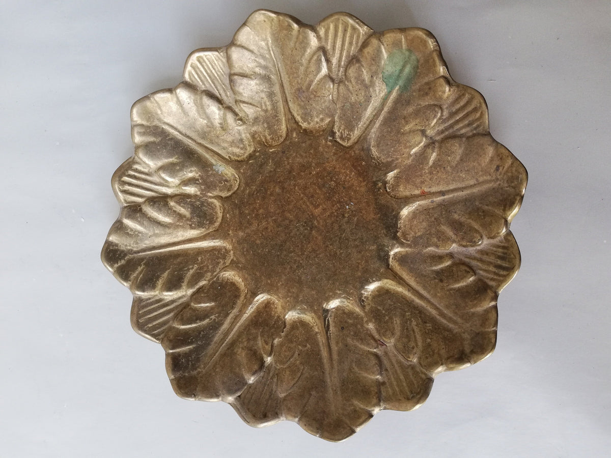 Goldene Patina auf dem Messing im Streiflicht