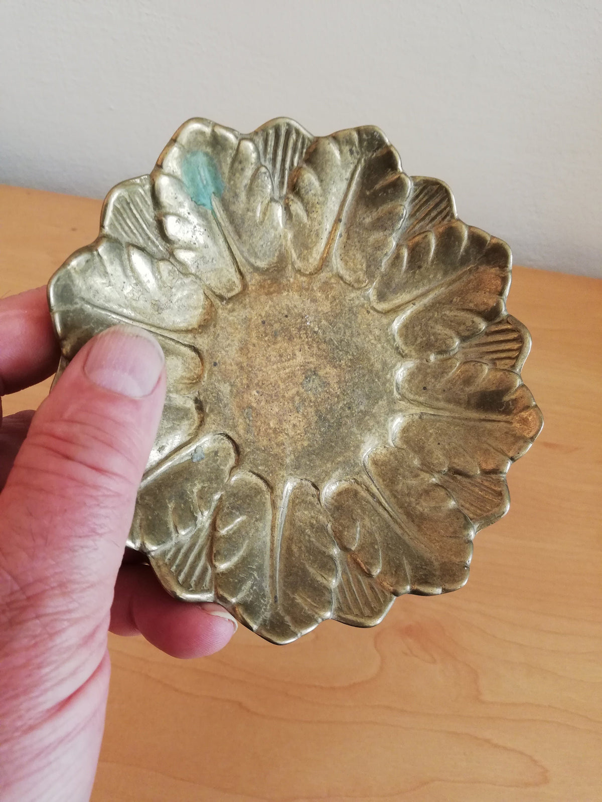 Größenvergleich der Messingschale in der Hand