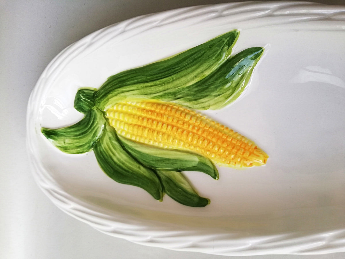 Detail des plastischen Maiskolbens auf der Majolika-Keramik