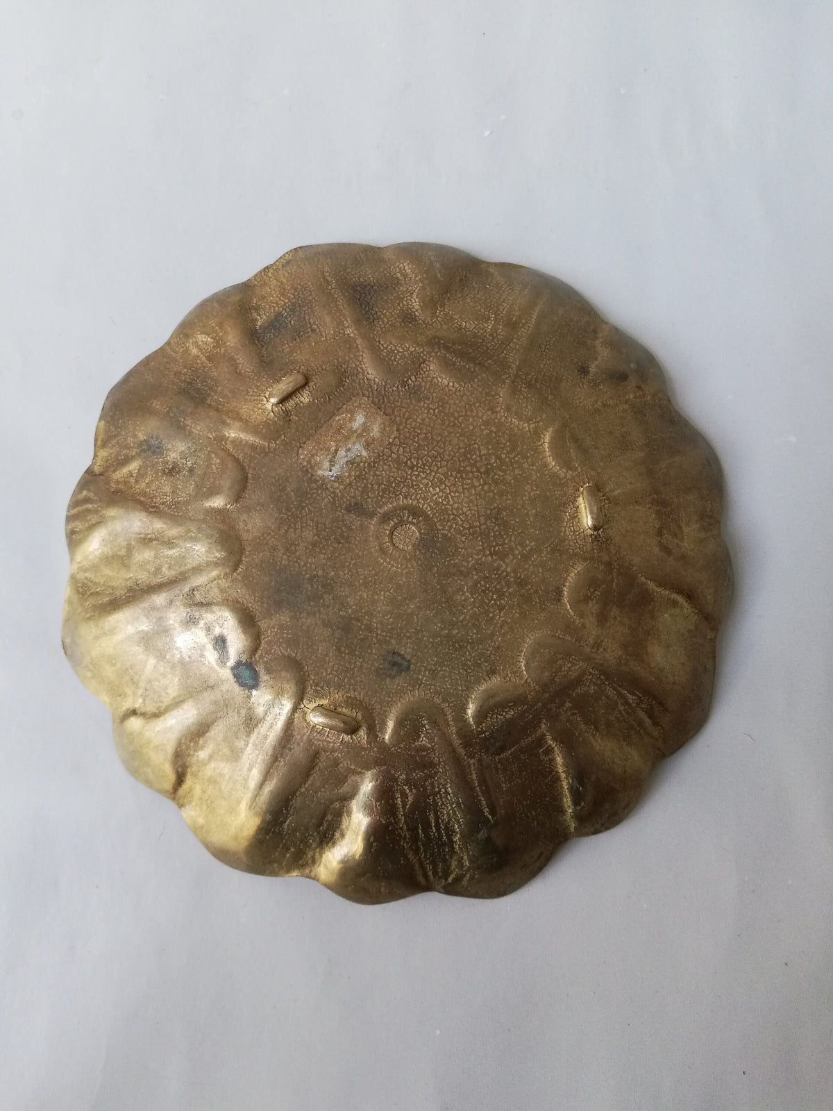 Seitenansicht der nur 1,5 cm hohen Messingschale
