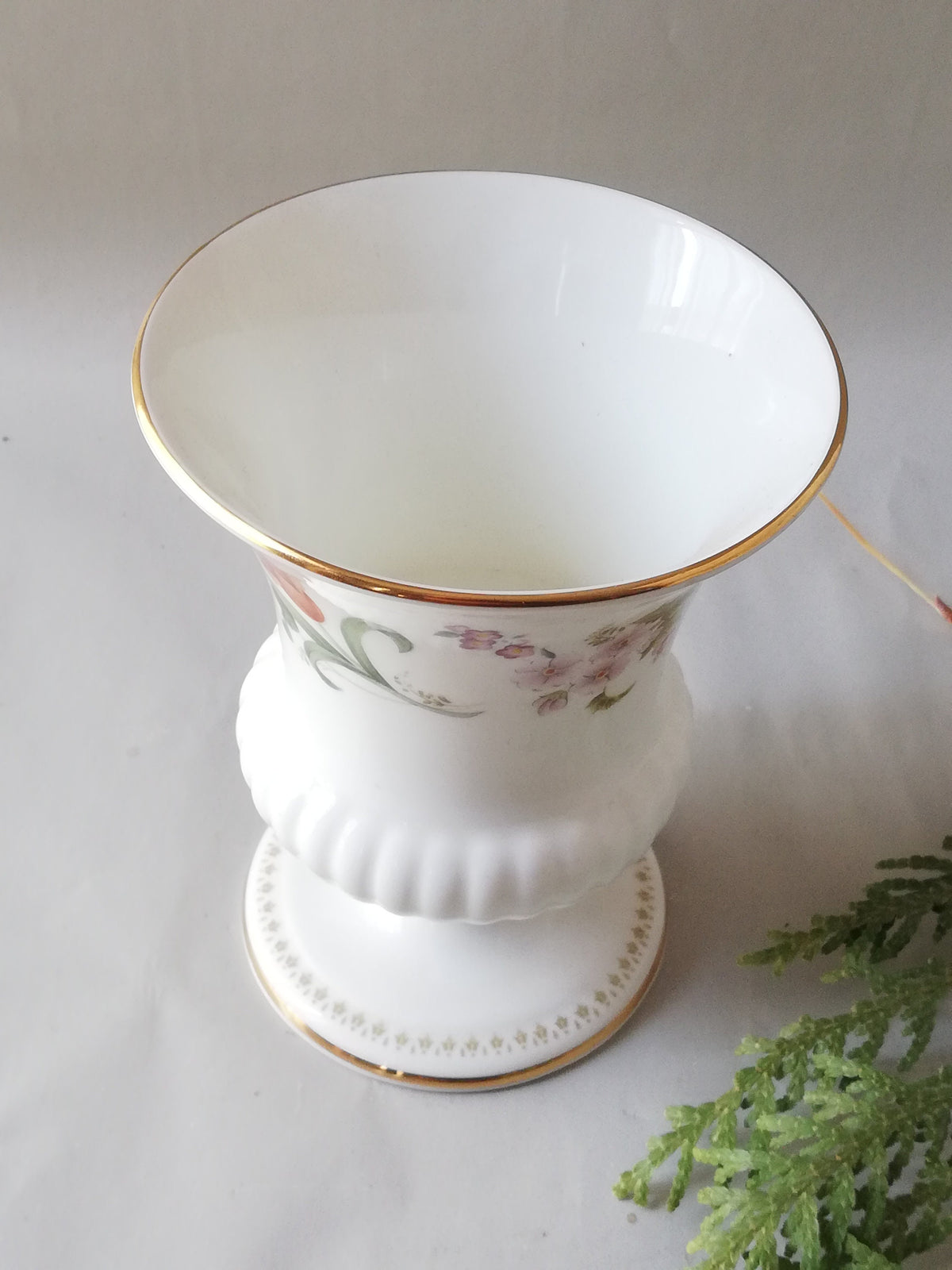 Goldakzente am Rand der Wedgwood-Vase