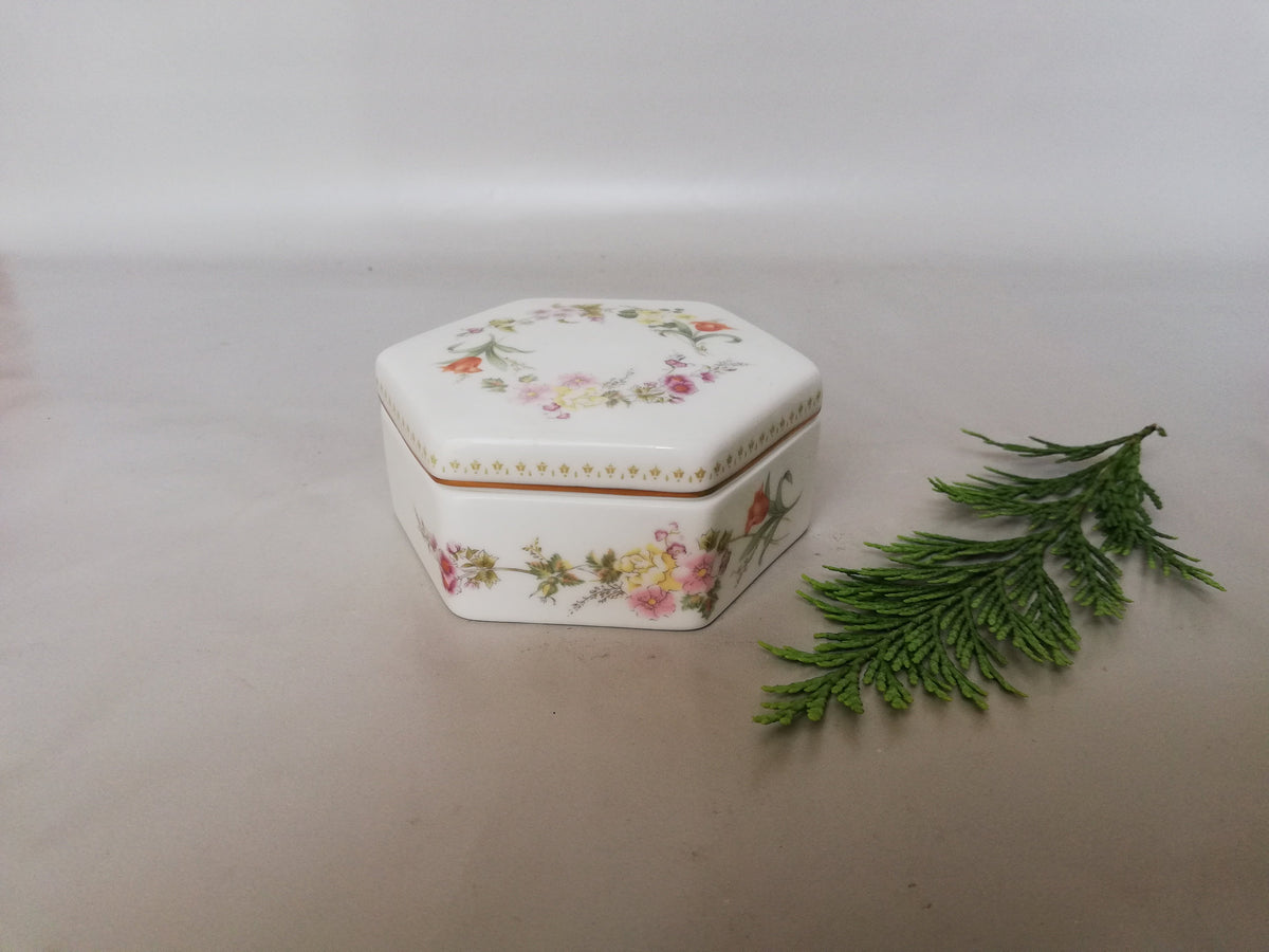 Exquisite Wedgwood Porcelain Box – Bone China, floral pattern in underglaze painting