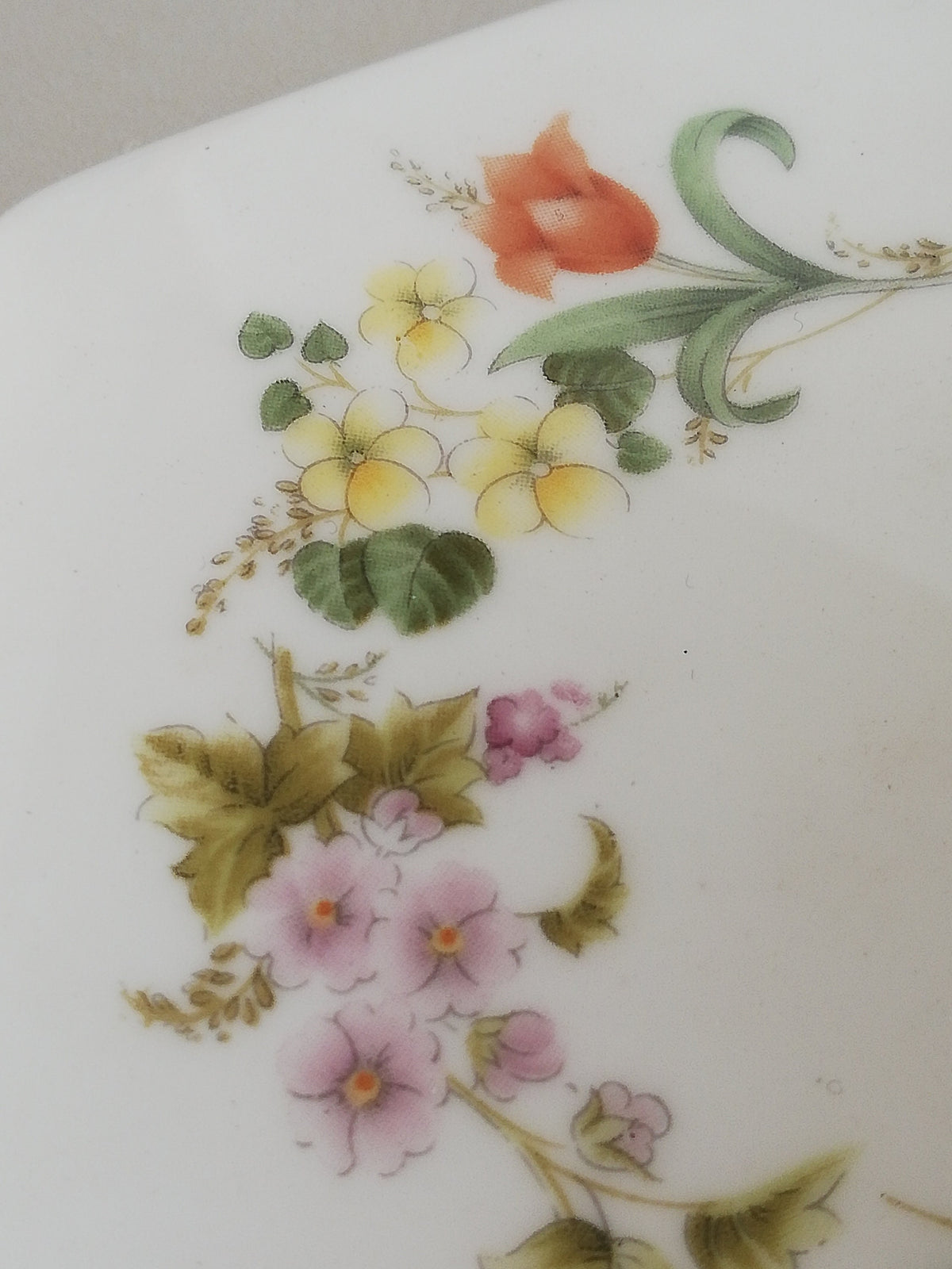 Exquisite Wedgwood Porcelain Box – Bone China, floral pattern in underglaze painting