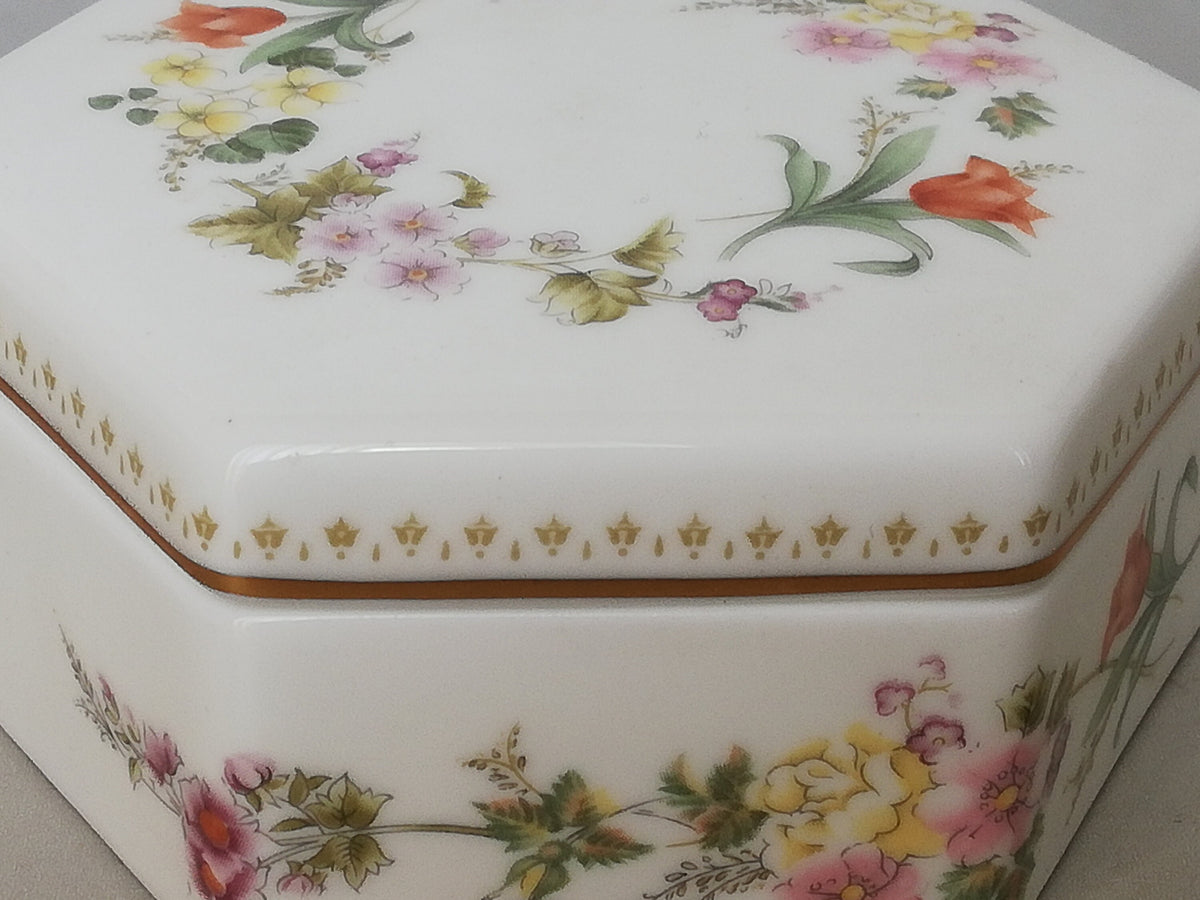 Exquisite Wedgwood Porcelain Box – Bone China, floral pattern in underglaze painting