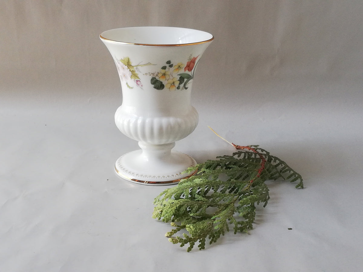 Wedgwood Bone-China Amphorenvase mit Blumendekor – Gesamtansicht, Vintage England 1980er