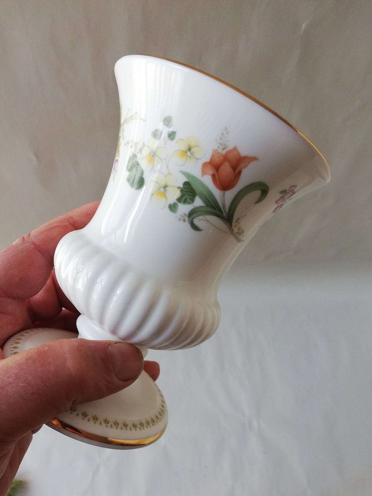 Wedgwood-Vase als Vitrinenstück neben weiterem Porzellan