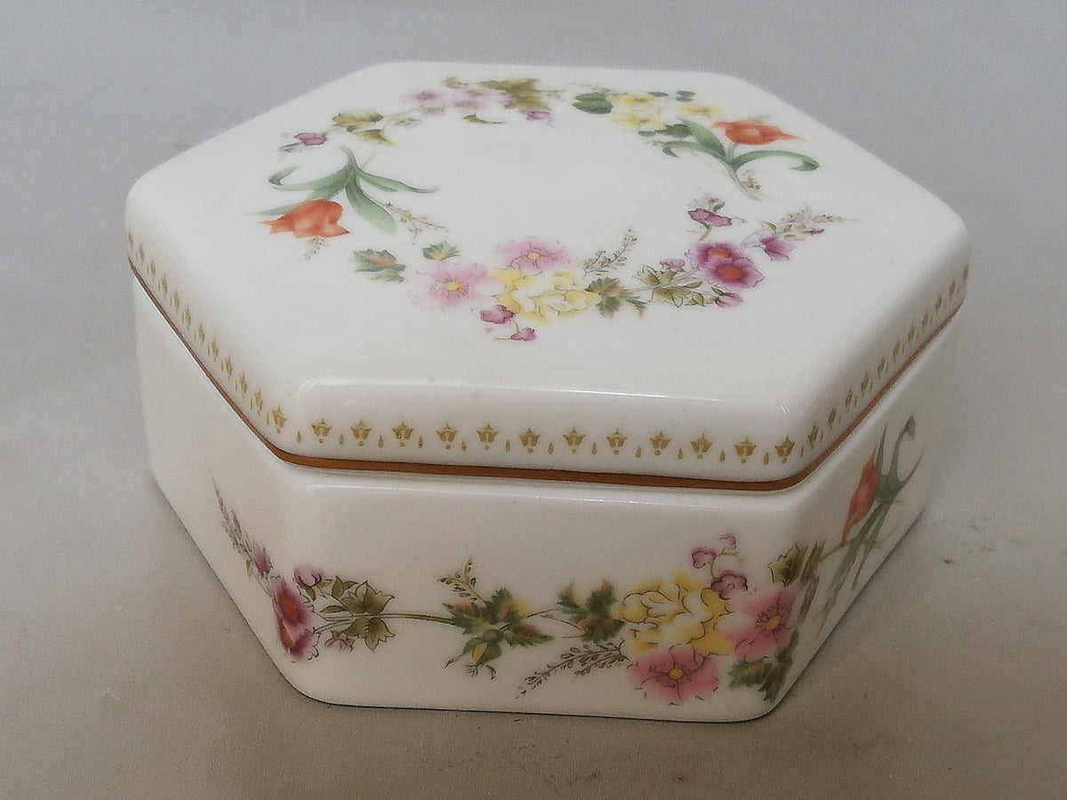 Exquisite Wedgwood Porcelain Box – Bone China, floral pattern in underglaze painting