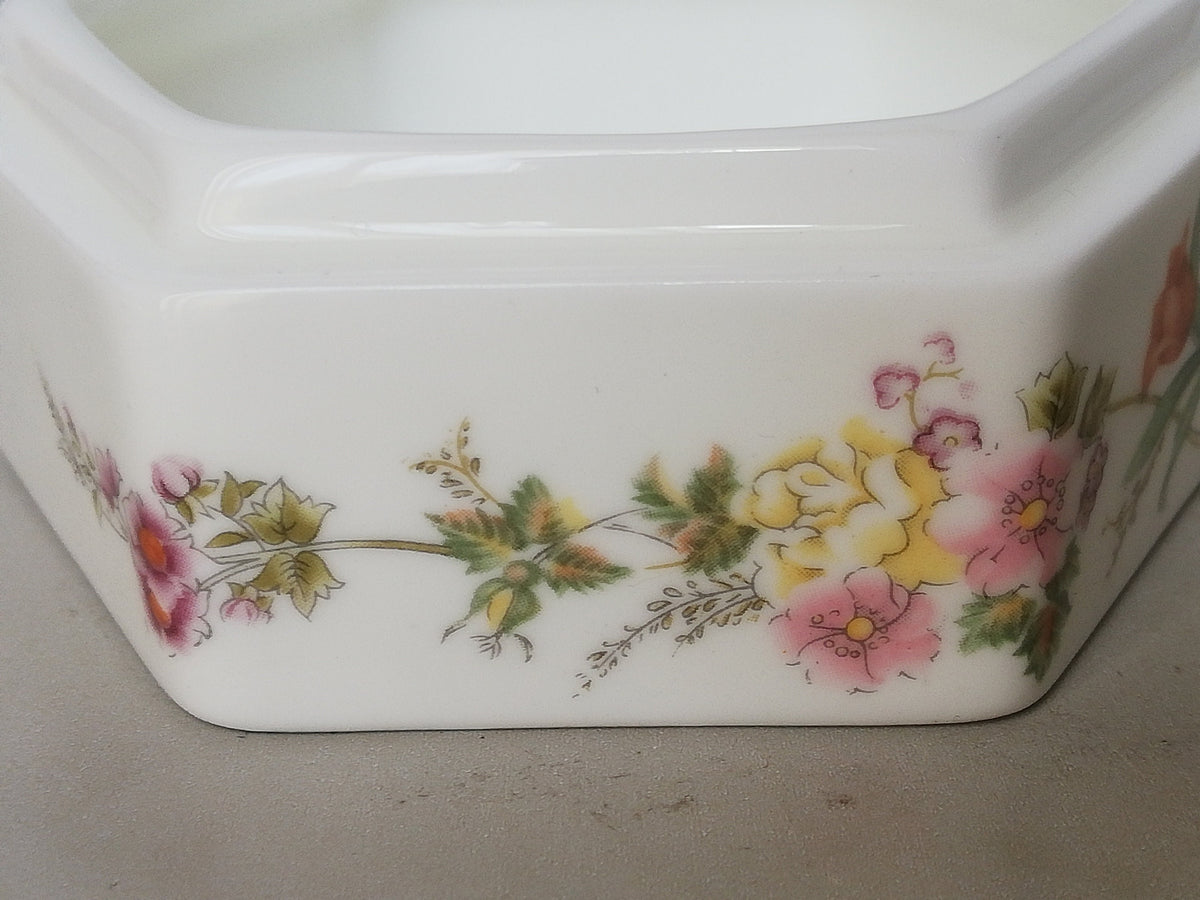 Exquisite Wedgwood Porcelain Box – Bone China, floral pattern in underglaze painting