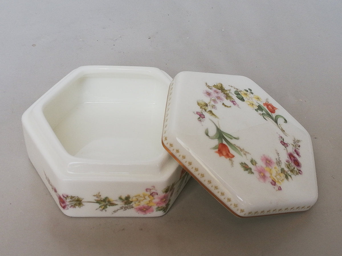 Exquisite Wedgwood Porcelain Box – Bone China, floral pattern in underglaze painting