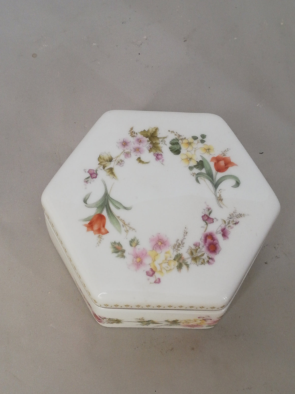 Exquisite Wedgwood Porcelain Box – Bone China, floral pattern in underglaze painting