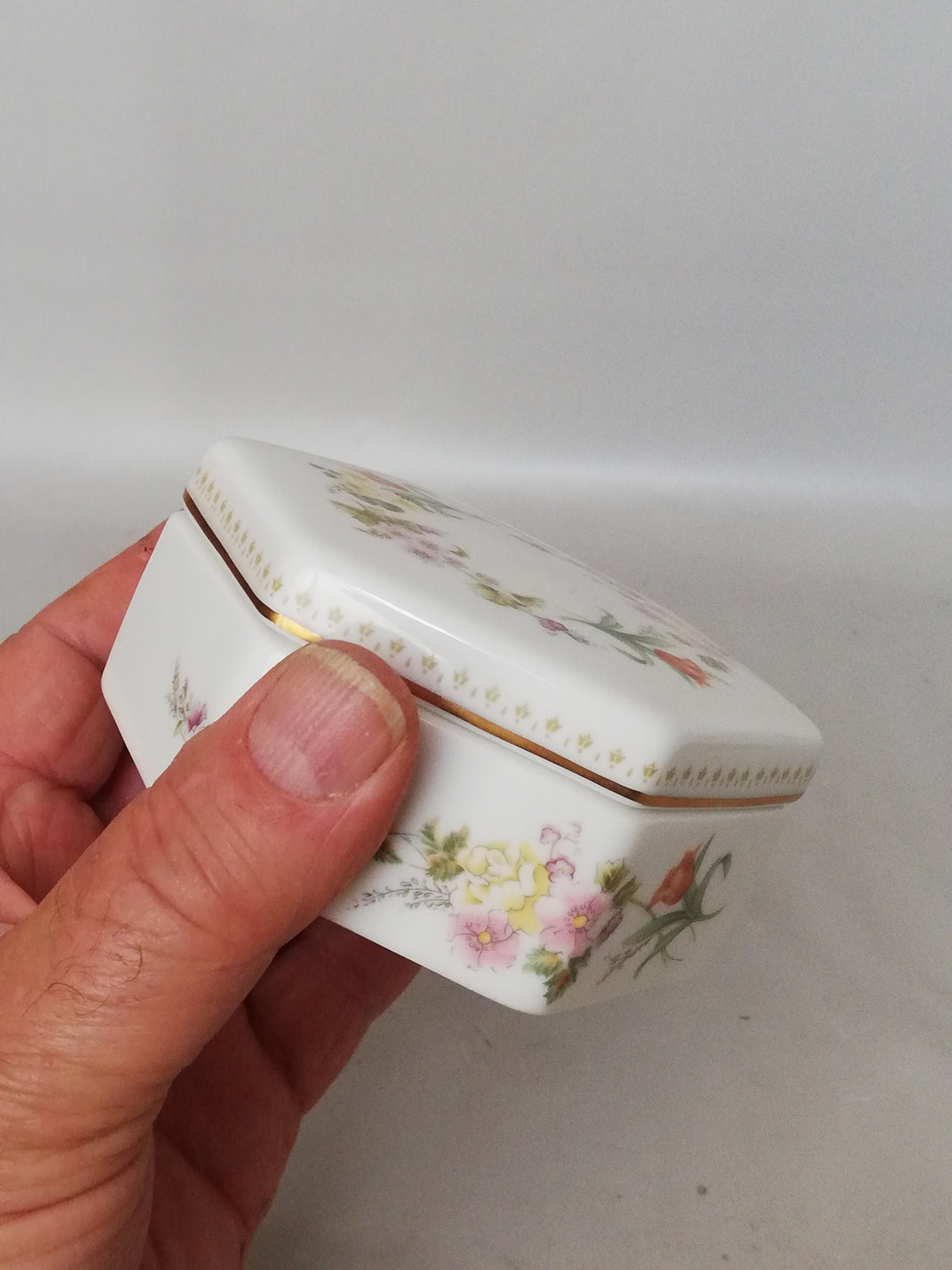 Exquisite Wedgwood Porcelain Box – Bone China, floral pattern in underglaze painting