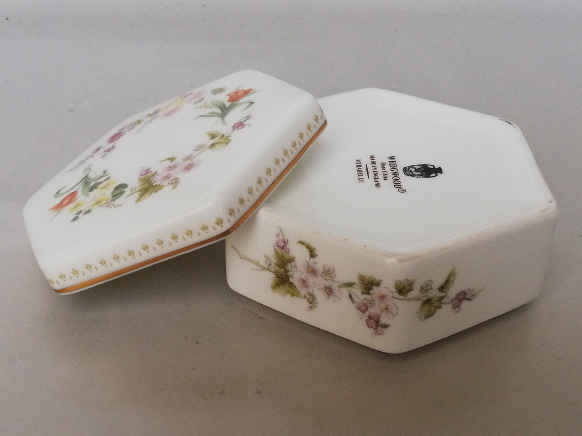 Exquisite Wedgwood Porcelain Box – Bone China, floral pattern in underglaze painting