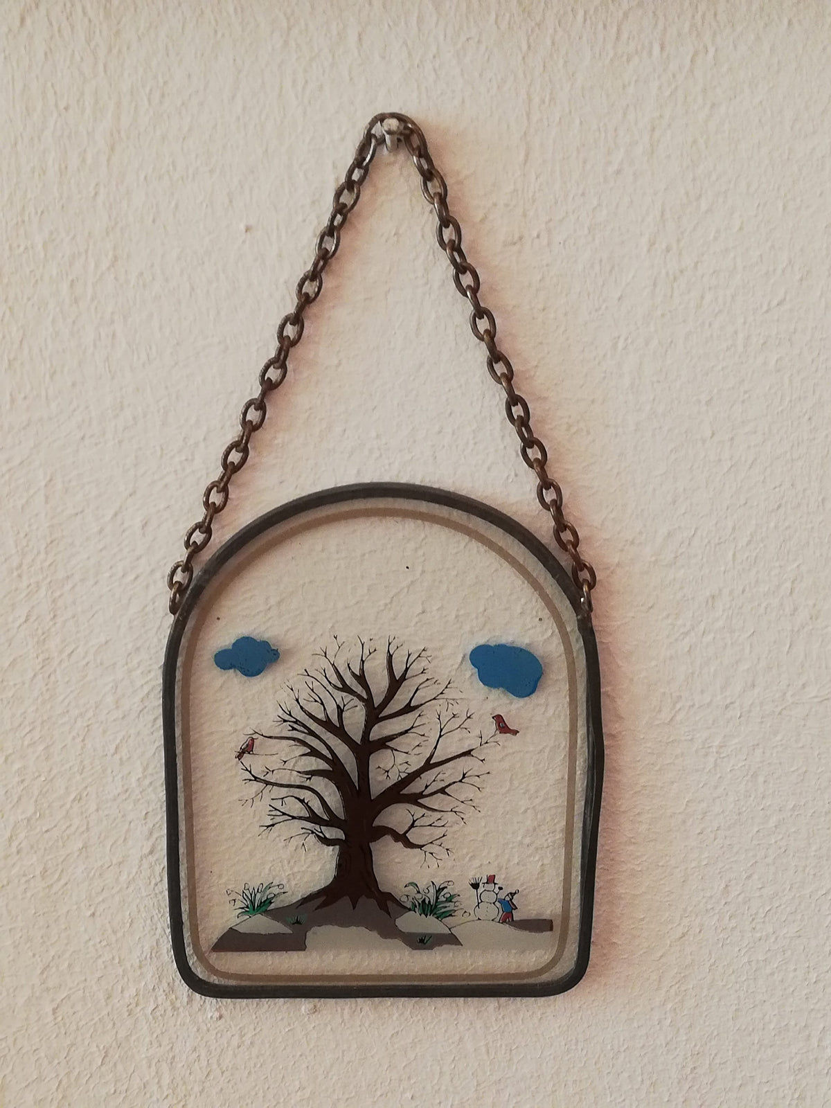 Glasbild am Fenster mit durchscheinendem Licht
