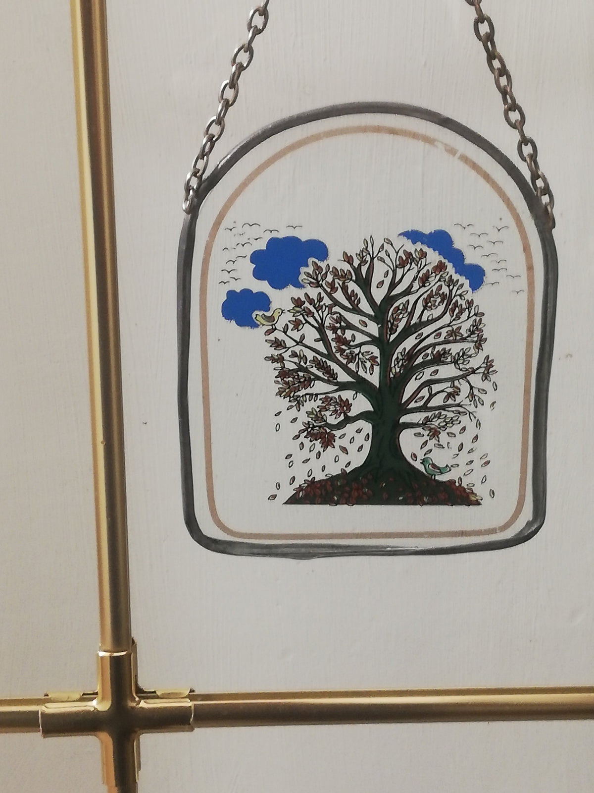 Herbst-Glasbild an der Wand im Landhaus-Flur