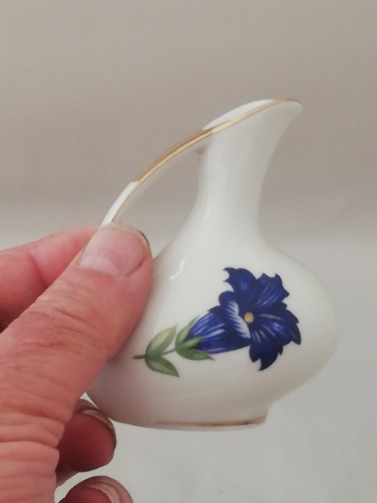 Enzianvase von schräg